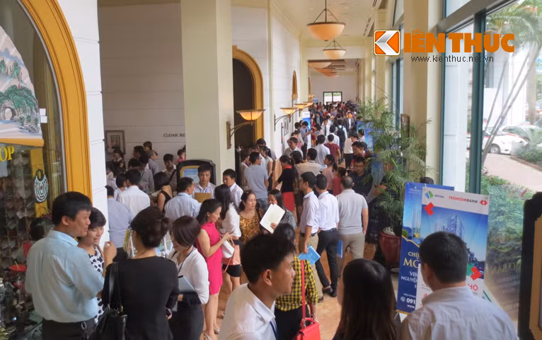 Hành lang chật kín người tại khách sạn Daewoo, Hà Nội.