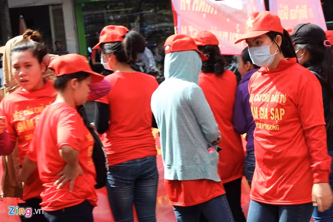 Được biết đây không phải là lần đầu tiên tiểu thương tập trung phản đối. Trước đó vào ngày 23/10, tiểu thương đóng sạp phản đối với lý do chủ đầu tư đưa ra mức giá thuê sạp quá cao. Trong khi giá thuê sạp cách đây 5 năm là 50.000 - 110.000 USD/ sạp/5 năm, rẻ hơn nhiều so với mức 80.000 - 220.000 USD/sạp/5 năm hiện tại. Sau khi bị tiểu thương phản đối, chủ đầu tư cũng đã nhiều lần hứa hẹn trả lời giá thuê sạp nhưng đến nay vẫn chưa có kết quả.