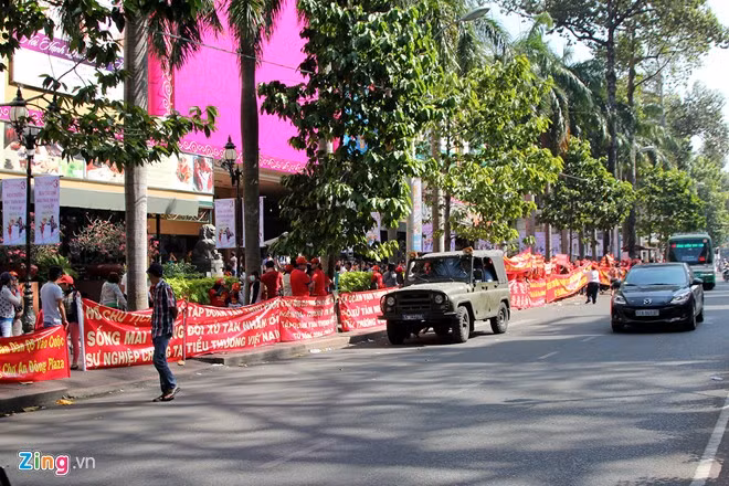 Từ 6h sáng 20/11, hàng trăm tiểu thương mang biểu ngữ, băng rôn tập trung trước tòa nhà Trung tâm thương mại An Đông Plaza để phản đối chủ đầu tư trì hoãn việc thỏa thuận giá thuê sạp, khi ngày hết hạn hợp đồng sắp đến hạn (tháng 2/2015).