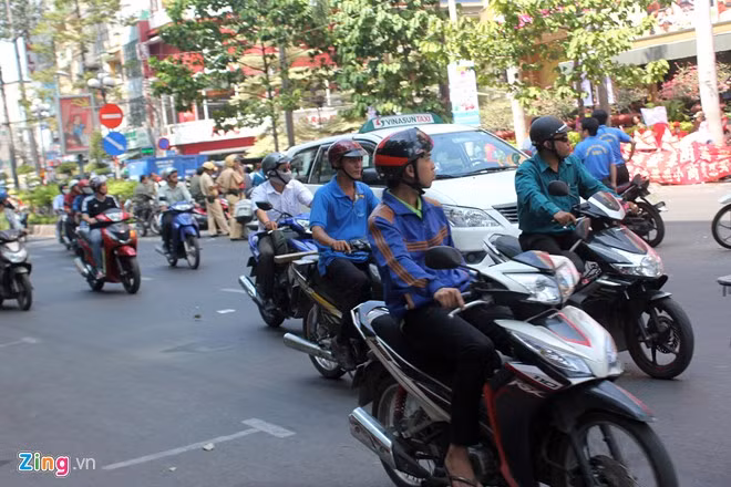 Người đi đường tò mò về đám đông.