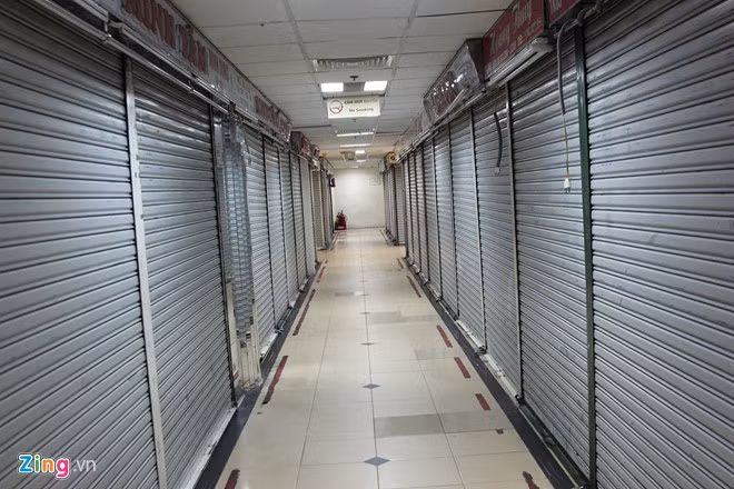 Tất cả các sạp hàng đều đóng cửa khiến Trung tâm thương mại An Đông Plaza vắng tanh.