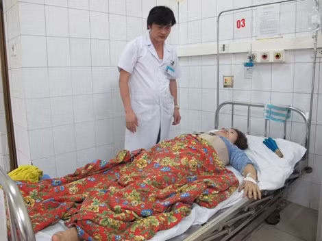 Chị Mai Thị Anh cùng chồng vẫn đang được điều trị tại bệnh viện.