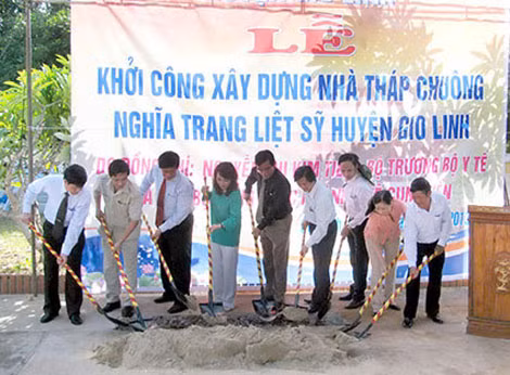 Bộ trưởng Bộ Y tế Nguyễn Thị Kim Tiến dự lễ khởi công xây dựng Nhà tháp chuông nghĩa trang liệt sĩ huyện Gio Linh ngày 21/7. (Ảnh: Báo Quảng Trị)