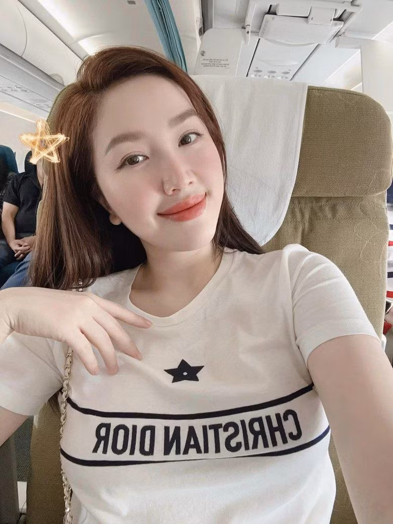 Do vẻ ngoài ấn tượng nên Bảo Thy cũng nhiều lần bị nghi sử dụng "dao kéo" để duy trì tuổi xuân, chia sẻ về điều này cô cho biết: 'Có vài bạn comment: Gọt mặt 80 lần "vâng, Thy dùng dao gọt trái cây gọt 80 lần mỗi ngày ra khuôn mặt này". Hay nhìn mặt giống trái xoài: "vâng! Trái xoài ngon mà, Thy rất thích ăn xoài". Hoặc da bóng kiểu này kiến bò có khi rơi: "vâng! đến con kiến nó cũng mê làn da của Thy đó". Giỡn vui thôi! Thy vui tính, dễ thương, đáng yêu nên comment cỡ nào thì Thy cũng sẽ nghĩ theo hướng tích cực vui vẻ như vậy mới trẻ lâu'.