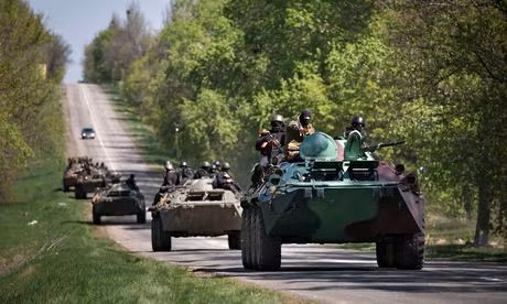 Xe bọc thép BTR-80 của quân đội rầm rập tiến vào thành phố.