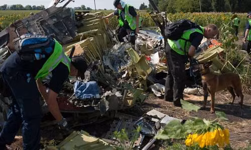 Các chuyên gia từ Malaysia, Hà Lan, Australia kiểm tra các mảnh vỡ của máy bay MH17 ngày 5/8.