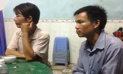 Anh Minh (cha cháu Mạnh, áo sậm bìa phải) thất thần sau cái chết của con trai.