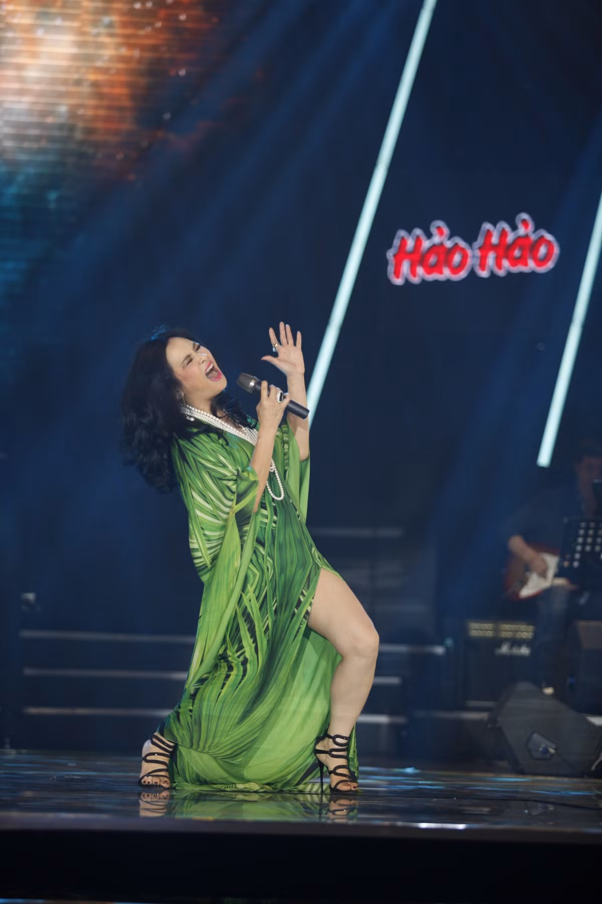 Diva Thanh Lam xuất hiện đầy sexy và phiêu hết mình với phần trình diễn của mình.
