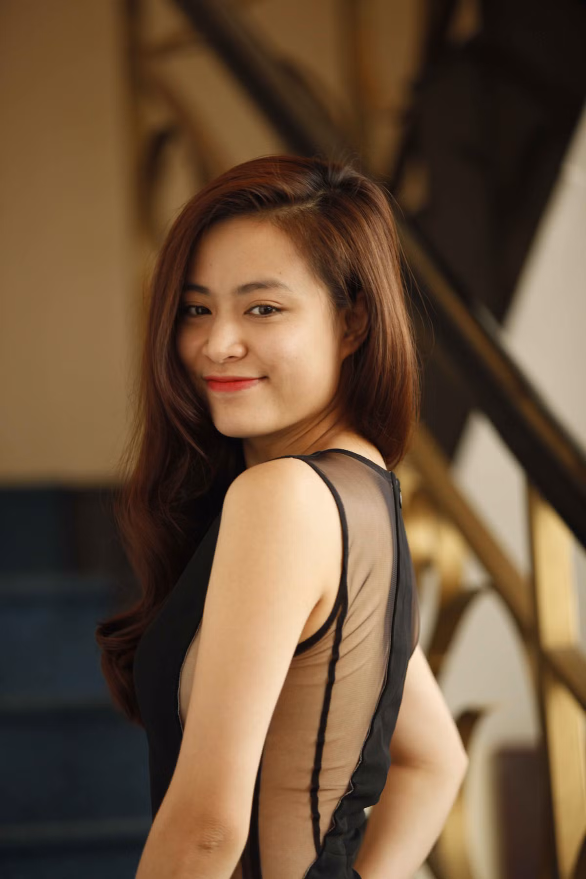 Hoàng Thùy Linh diện chiếc đầm đen ôm sát với đường xẻ sâu táo bạo hút mắt nhưng vẫn kín đáo.