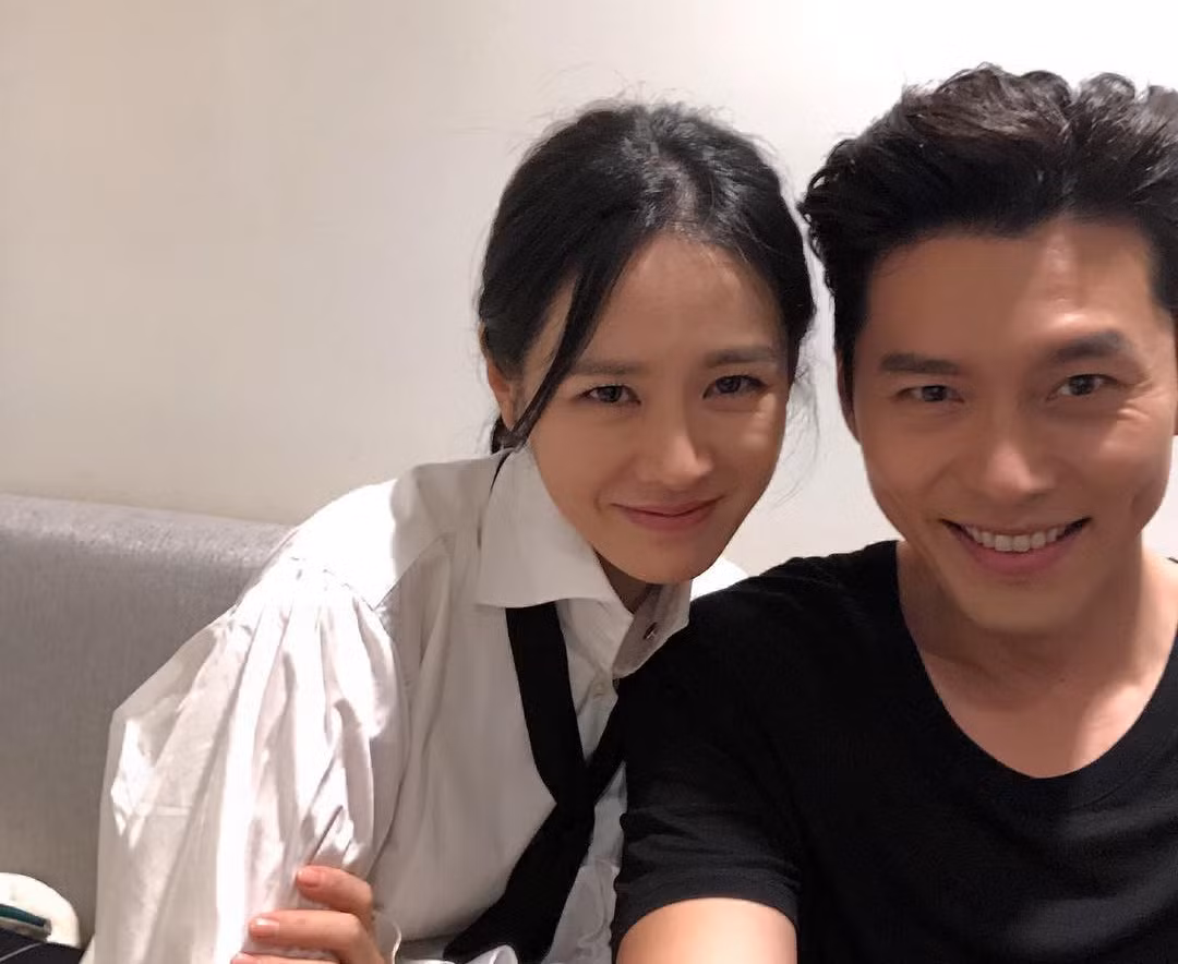 Dẫu vậy, hai nghệ sĩ vẫn khẳng định họ chỉ là bạn bè. Theo Dispatch, Son Ye Jin và Hyun Bin bắt đầu tìm hiểu từ tháng 3/2020. Đó là lý do, nam diễn viên phủ nhận việc có quan hệ tình ái với Son Ye Jin hồi tháng 2. Một trợ lý chia sẻ: "Họ quay hai bộ phim với nhau, bắt đầu có cảm xúc với đối phương nhưng khá thận trọng khi hẹn hò".