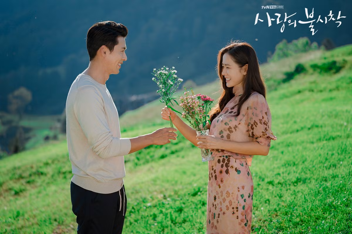 Trong khi đó, Hyun Bin không chỉ điển trai mà còn có lối cư xử lịch thiệp. Với sự nghiệp thành công, gia sản giàu có, Hyun Bin là người tình mơ ước của hàng triệu thiếu nữ. Anh sống kín đáo, dù hẹn hò cũng ít khi xuất hiện bên cạnh người yêu để bảo vệ cuộc sống riêng tư. Tuy nhiên, khán giả Hàn Quốc cũng nhận định anh là người đào hoa khi liên tục có tin đồn hẹn hò với các bạn diễn nữ. Thậm chí, anh còn bị gọi là "phiên bản nam của Song Hye Kyo".