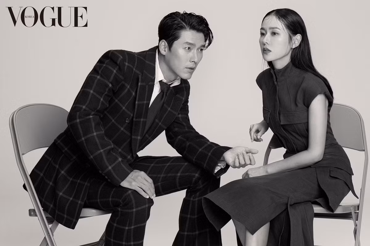 Tài tử Hồi ức Alhambra cũng khẳng định Son Ye Jin là sao nữ anh có nhiều cảm tình nhất khi đóng cặp, một phần vì cả hai cùng tuổi, cùng thế hệ nên dễ đồng cảm. "Tôi như đắm chìm trong vẻ đẹp và khả năng nhập vai của Son Ye Jin. Qua hai phim đóng chung, tôi thấy cô ấy là diễn viên chăm chỉ, làm việc hiệu quả bất kể thời gian, địa điểm", Hyun Bin chia sẻ.