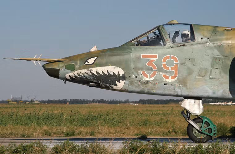 Được thiết kế cho nhiệm vụ chi viên hỏa lực bay ở độ cao thấp nên buồng lái Su-25 bọc lớp giáp Titan dày cỡ 24mm chống đạn súng máy hạng nặng, pháo phòng không bảo vệ phi công.