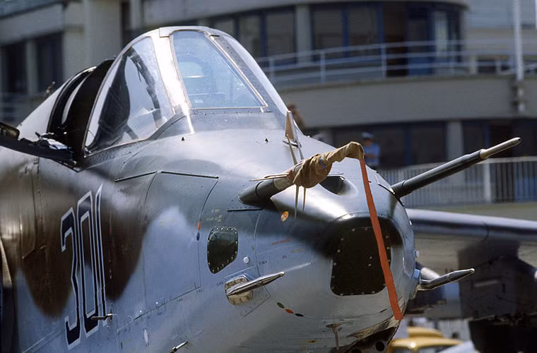 Để thực hiện nhiệm vụ ném bom và phóng tên lửa, Su-25 trang bị hệ thống máy ngắm ném bom ASP-17 BT-8 cùng camera AKS-750 đặt ở đầu mũi. Ngoài ra, ở mũi còn chứa thiết bị chỉ thị mục tiêu và đo xa lade Klyon PS dùng để hỗ trợ bắn tên lửa dẫn đường bằng lade.