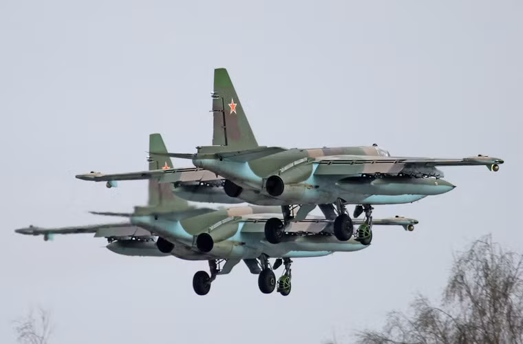 Su-25 trang bị 2 động cơ tuốc bin phản lực R-195 cho phép đạt tốc độ tối đa 975km/h, trong khi A-10 chỉ đạt tốc độ hơn 800km/h.
