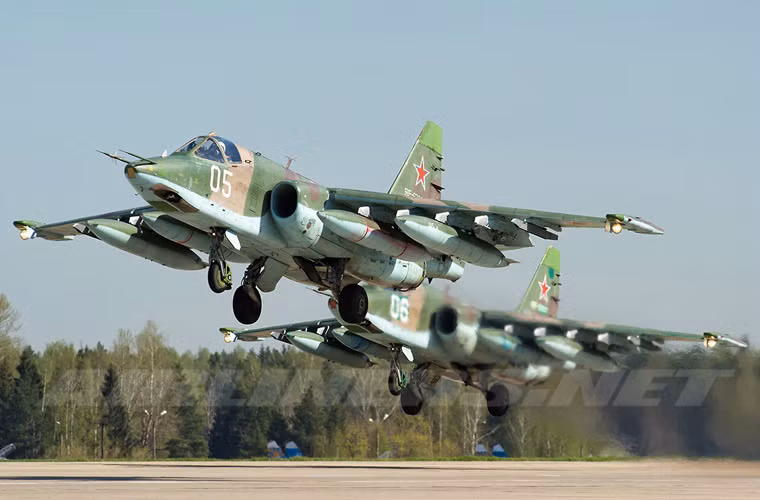 Các quan chức an ninh Iraq cho biết nước này đã nhận được 5 chiếc máy bay chiến đấu Sukhoi Su-25 đầu tiên từ Nga trong nỗ lực nhằm chống lại cuộc tấn công của phiến quân Nhà nước Hồi giáo Iraq và Cận Đông (ISIL).