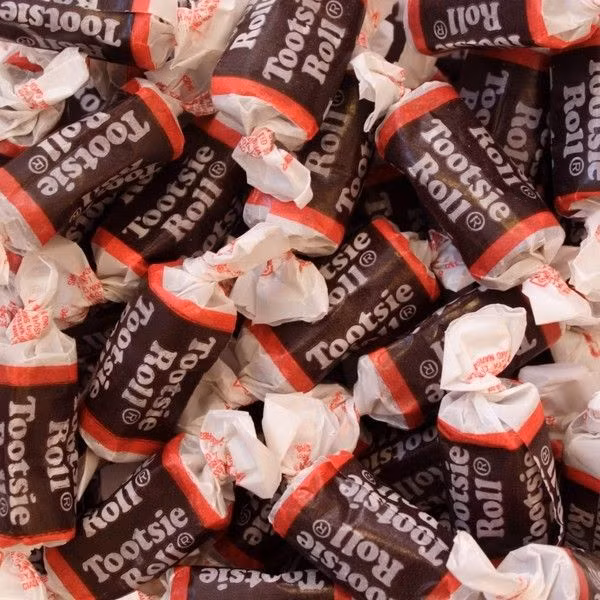 Tuy nhiên, “Tootsie Rolls” cũng là tên một loại kẹo mềm được các quân nhân Mỹ ưa chuộng. Vì vậy, bộ phận hậu cần tưởng binh sĩ ở hồ Chosin muốn ăn kẹo. Họ đã điều một máy bay thả kẹo Tootsie Rolls xuống trận địa.