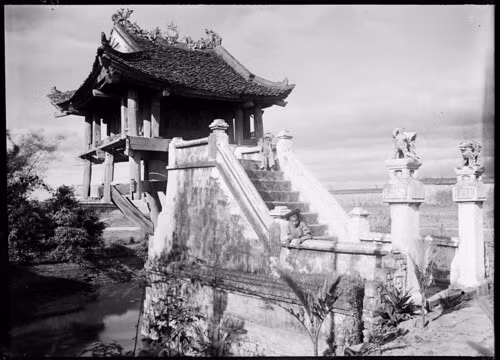 Chùa Một Cột - ngôi chùa nổi tiếng bậc nhất của Hà Nội - trong bức ảnh chụp năm 1896 của Firmin André Salles.