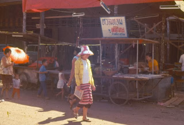 Một số quầy hàng ở chợ.