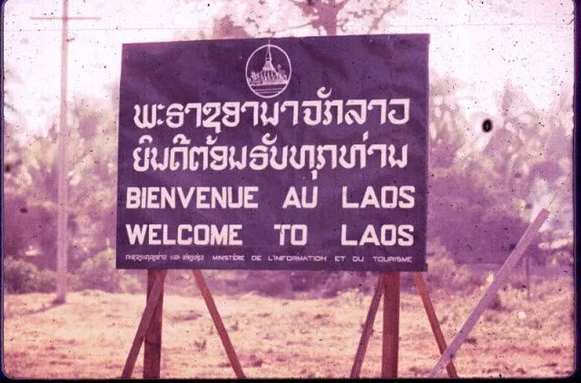Tấm bảng thông báo "Chào mừng bạn đến Lào" bằng ba thứ tiếng Anh - Pháp - Lào ở thủ đô Viêng Chăn.