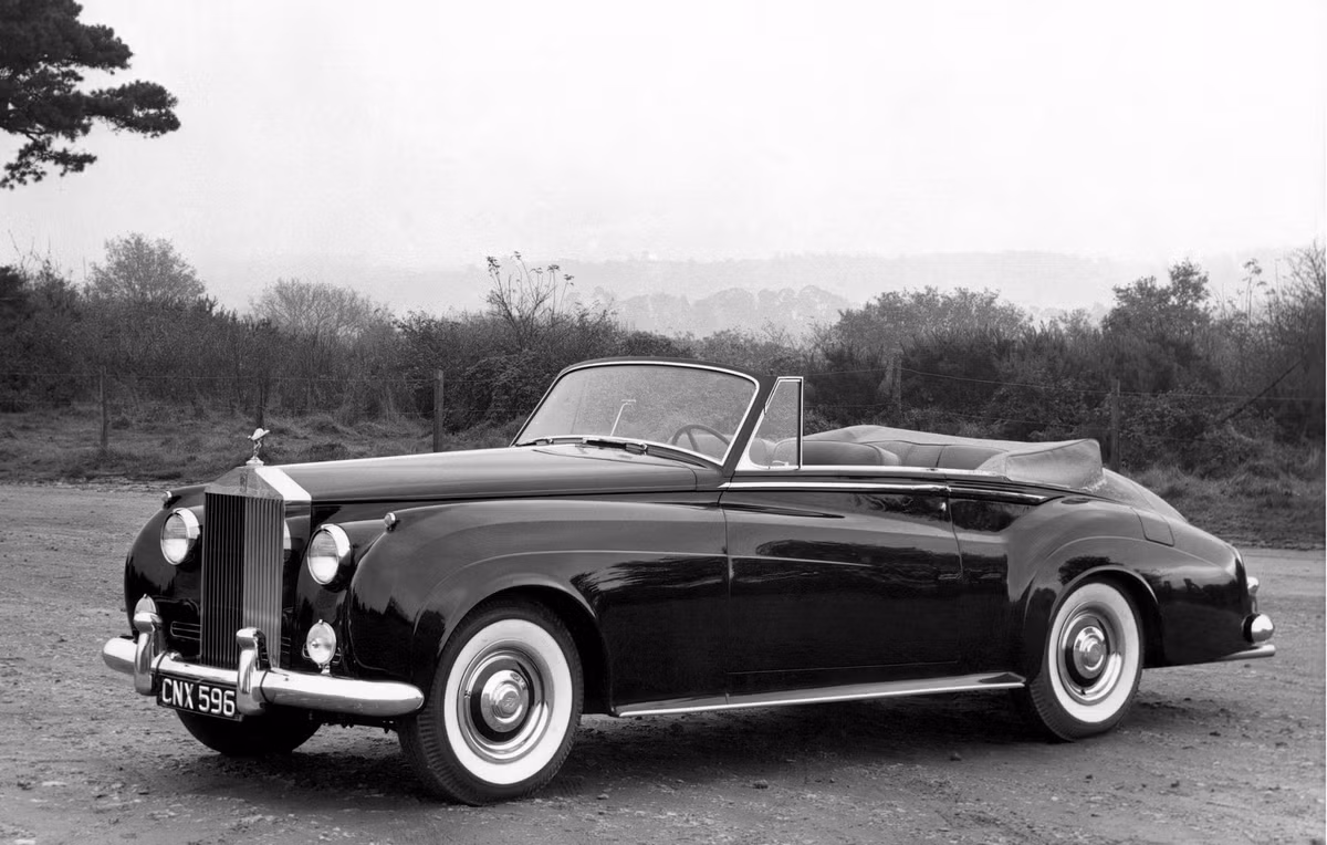 Các thập niên 1940-1950, xe hạng sang lên ngôi. Các thương hiệu như Rolls Royce và Cadillac trở thành điển hình cho các loại xe hạng sang nhất trên thị trường.