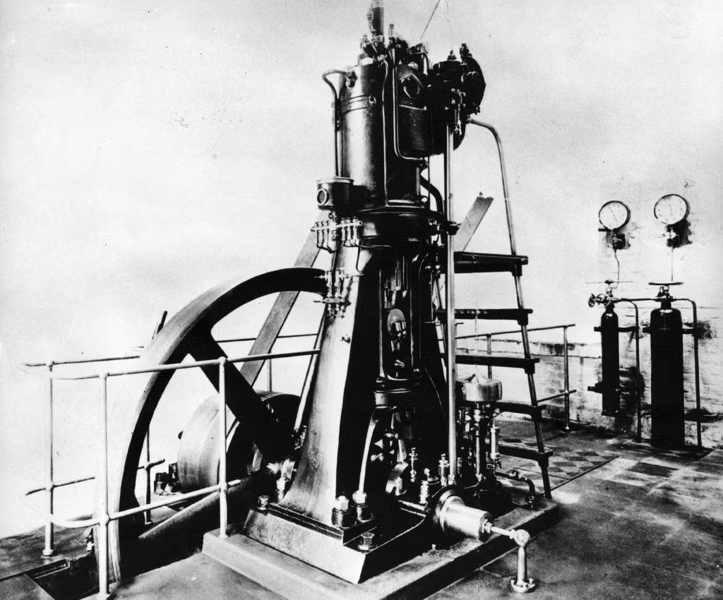 Năm 1897, động cơ diesel đầu tiên được kỹ sư người Pháp-Đức Rudolf Diesel chế tạo. Tuy nặng hơn động cơ xăng nhưng động cơ diesel có hiệu suất cao hơn và dùng nhiệt từ sức nén để đốt nhiên liệu, thay vì kích nổ nhiên liệu bằng tia lửa điện.