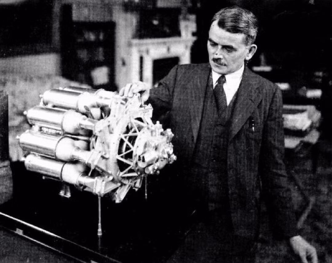 Năm 1937, hai kỹ sư Frank Whittle (người Anh) và Hans von Ohain (người Đức) đã độc lập phát triển và thử nghiệm các động cơ tua bin phản lực. Động cơ này đốt cháy nhiên liệu và dùng một bộ phận quạt để thổi dòng khí nóng phản lực, đẩy máy bay đi tới trước.
