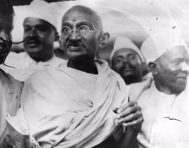Tháng 3/1931, Toàn quyền Anh Lord Irwin cuối cùng cũng đồng ý thương lượng với Gandhi. Hai bên đã soạn thảo Hiệp ước Gandhi-Irwin, vốn chấm dứt satyagraha để đổi lấy một sự nhượng bộ gồm thả hàng ngàn tù nhân chính trị.