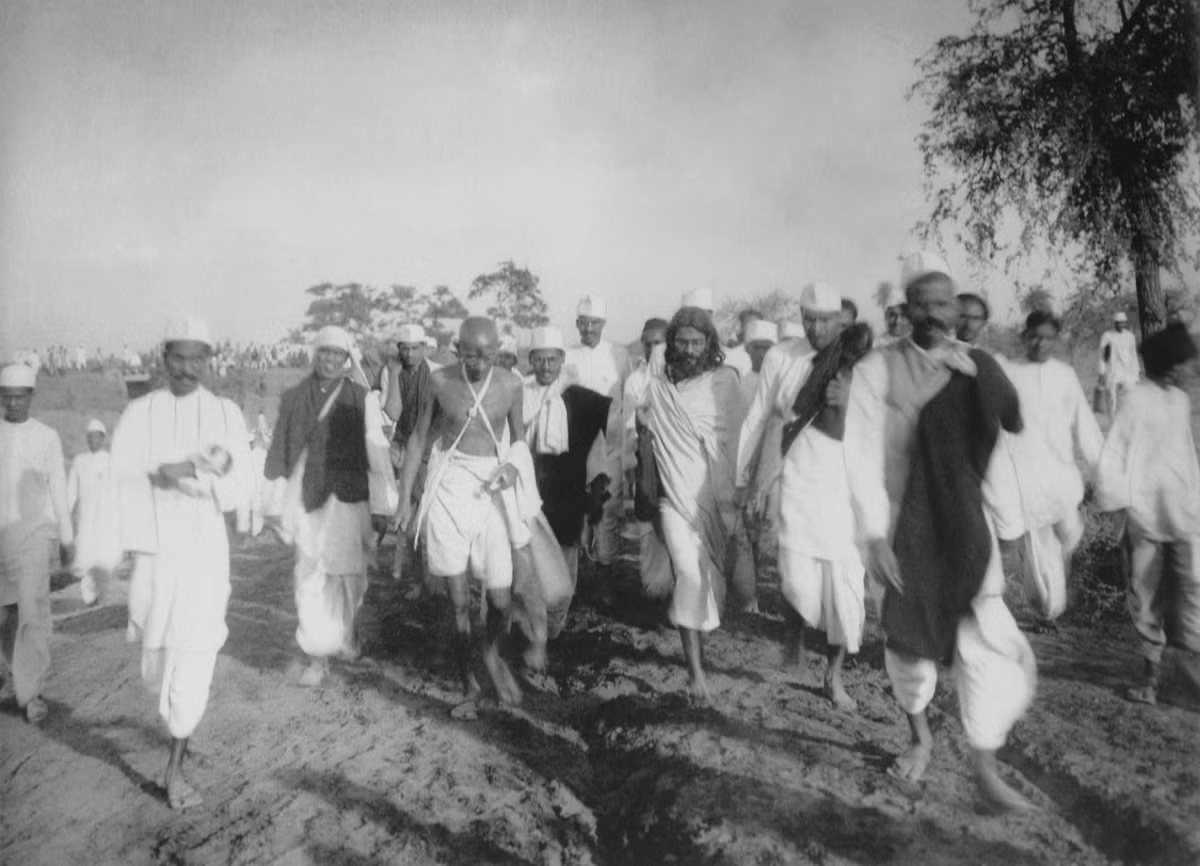 Nhằm phản đồi việc thực dân Anh độc quyền khai thác và buôn bán muối, Mohandas Gandhi cùng những người ủng hộ ông đã bắt đầu cuộc tuần hành từ Ahmedabad ngày 12/3/1930. Trên đường đi, hàng người Ấn Độ đã gia nhập đoàn tuần hành.