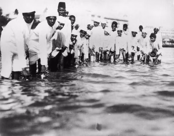 Sau hành trình dài 400 km, đoàn người do Gandhi dẫn dắt đã đến thị trấn Đani bên bờ biển Ấn Độ Dương vào ngày 6/4/1930. Tại đây Gandhi và cộng sự đã múc nước biển để nấu muối, công khai thách thức lệnh cấm làm muối của chính quyền thuộc địa.