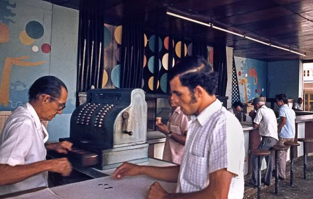 Quầy tính tiền với cái máy tính tiền cỗ lỗ tại một quán bar ở thủ đô Havana năm 1976.