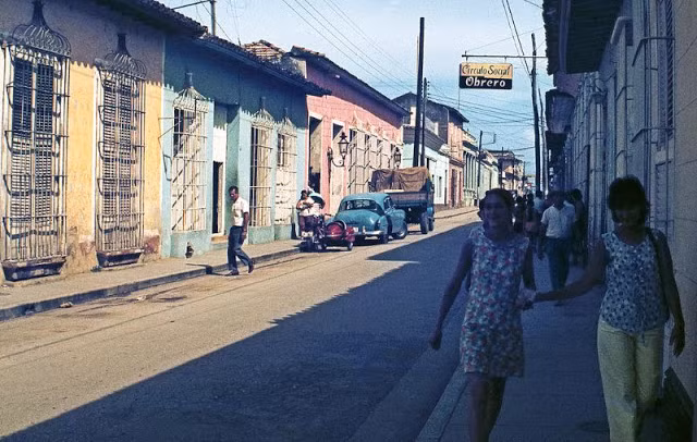 Khung cảnh đời thường trên một con phố ở thành phố Matanzas, Cuba năm 1976. Ảnh: Manel Armengol / Flickr.