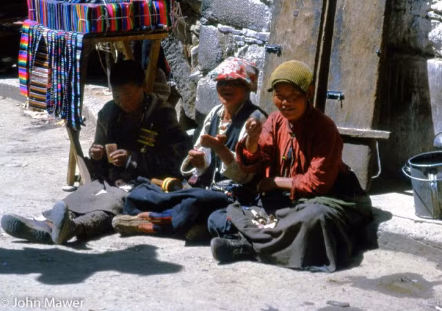 Những người bán hàng rong trên đường phố Lhasa, thủ phủ Tây Tạng.