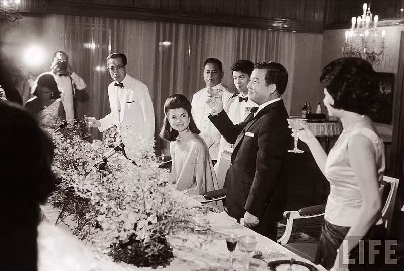 Cựu đệ nhất phu nhân Mỹ được Thái tử Norodom Sihanouk và phu nhân đãi tiệc tại cung điện hoàng gia Campuchia.