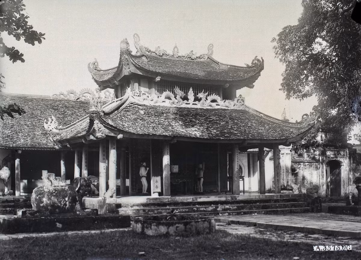 Tòa Phương đình và khu chính điện của đền Lý Bát Đế (đền Đô), nơi thờ các vua nhà Lý ở Bắc Ninh. Ảnh chụp vào thập niên 1920.