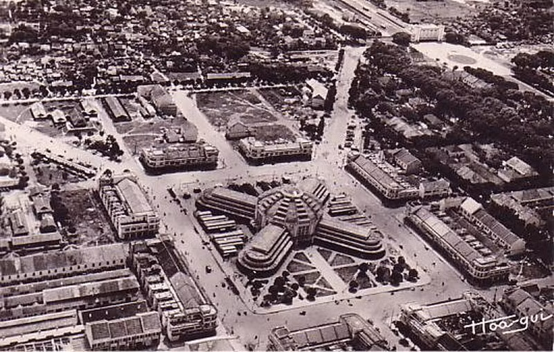 Khu chợ trung tâm Phnom Penh thập niên 1930, thời điểm công trình đang được xây dựng.