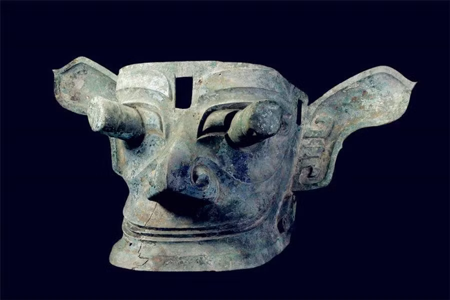 Cho đến này, giới nghiên cứu vẫn chưa xác định được người Sanxingdui là ai. Một số sử gia tin rằng, họ thuộc về nền văn minh đồ đồng của nước Thục cổ, có niên đại từ 5000 đến 3000 năm trước.