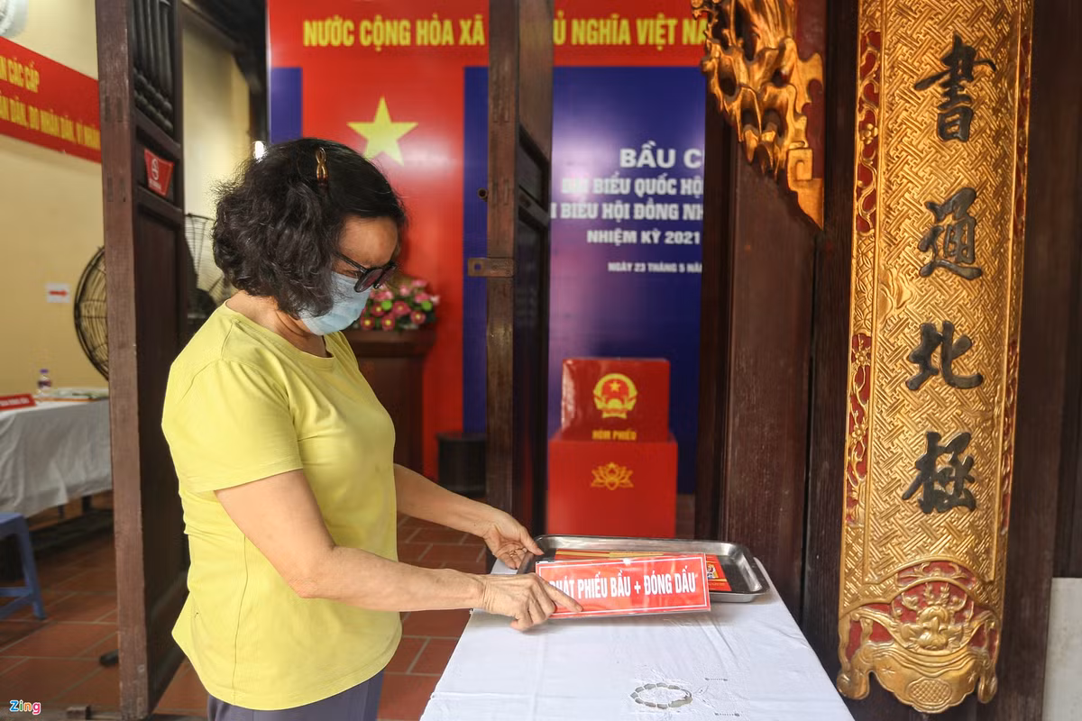Tại đình Cổ Vũ, điểm khu vực bỏ phiếu số 1 (phường Hàng Gai, quận Hoàn Kiếm), công tác chuẩn bị cho ngày hội toàn dân đã gần như hoàn tất. “Chúng tôi kẻ vạch chỗ ngồi xếp hàng của các cử tri cách nhau 2 m, cử tri bỏ phiếu xong đi ra bằng lối sau của đình. Bên trái đình trong ngày mai sẽ quây bạt dành cho các trường hợp có biểu hiện sốt, ho, khó thở sẽ bỏ phiếu ở đó”, tổ trưởng khu vực bỏ phiếu số 1 cho biết.