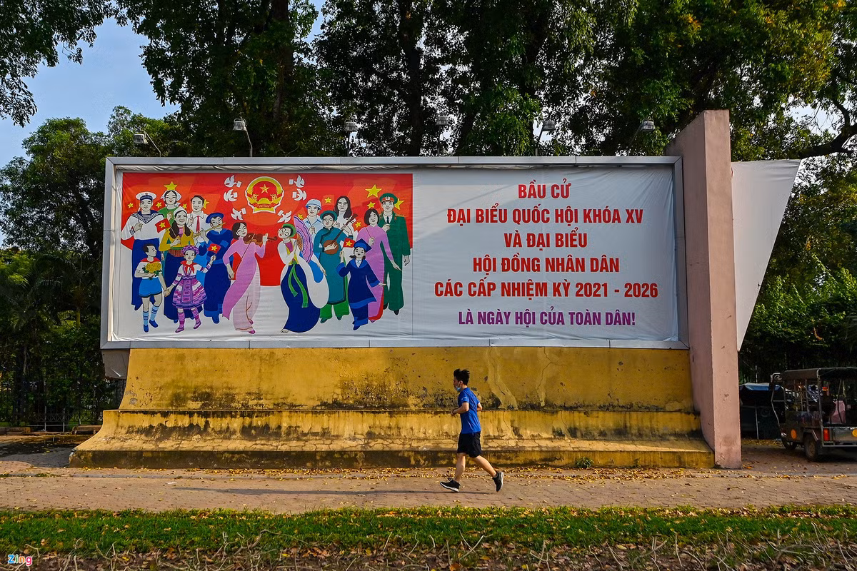 Tấm áp phích cỡ lớn được đặt bên hông công viên Thống Nhất (quận Đống Đa).