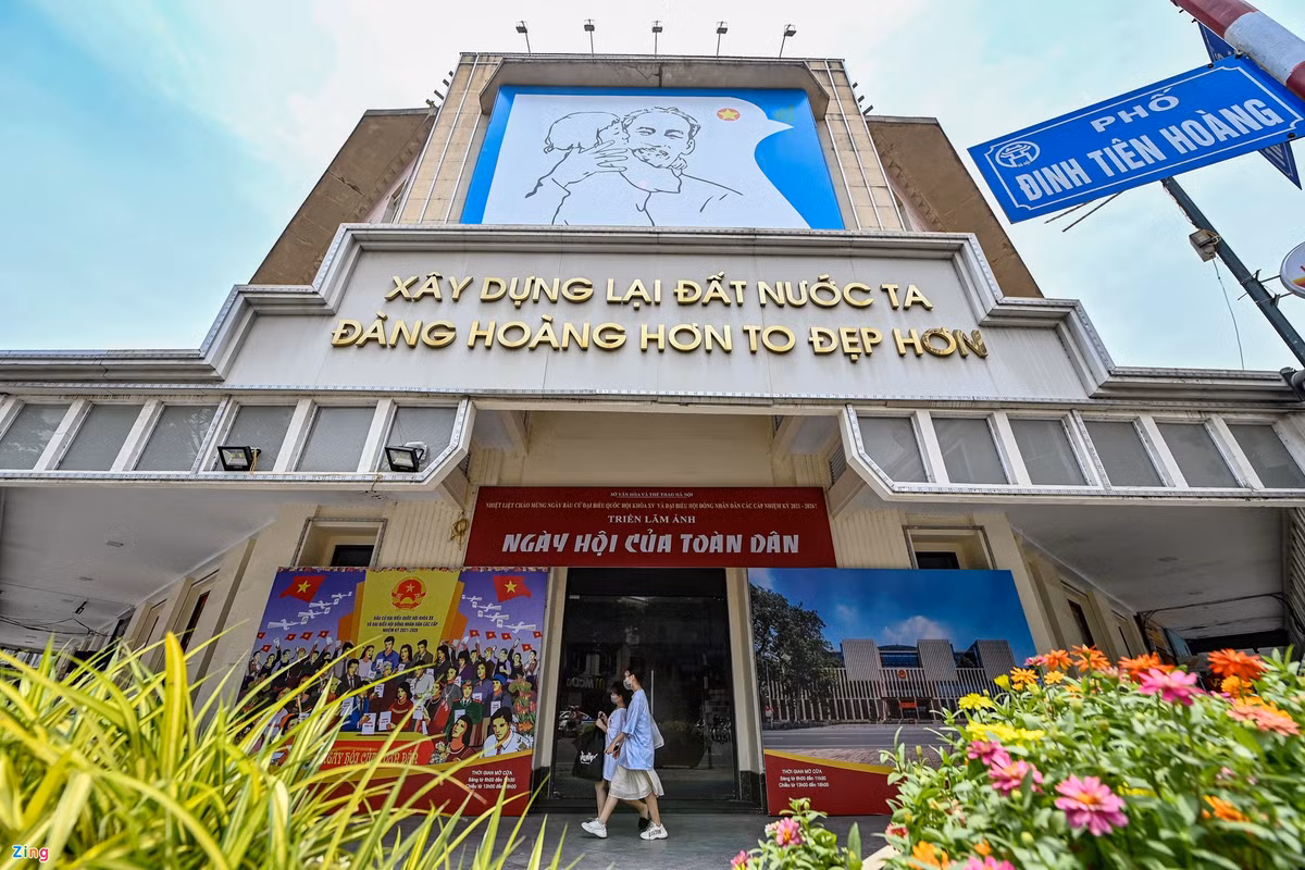 Cuộc bầu cử Quốc hội khoá XV và bầu cử Đại biểu HĐND các cấp nhiệm kỳ 2021 - 2026 là sự kiện chính trị quan trọng của đất nước. Trong ảnh là ngã tư Tràng Tiền - Đinh Tiên Hoàng.