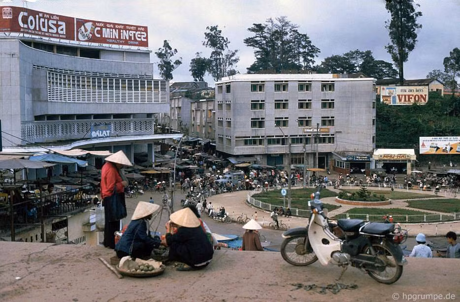 Một chiếc Honda Cub được dựng bên các bậc thang dẫn xuống chợ Đà Lạt, 1992