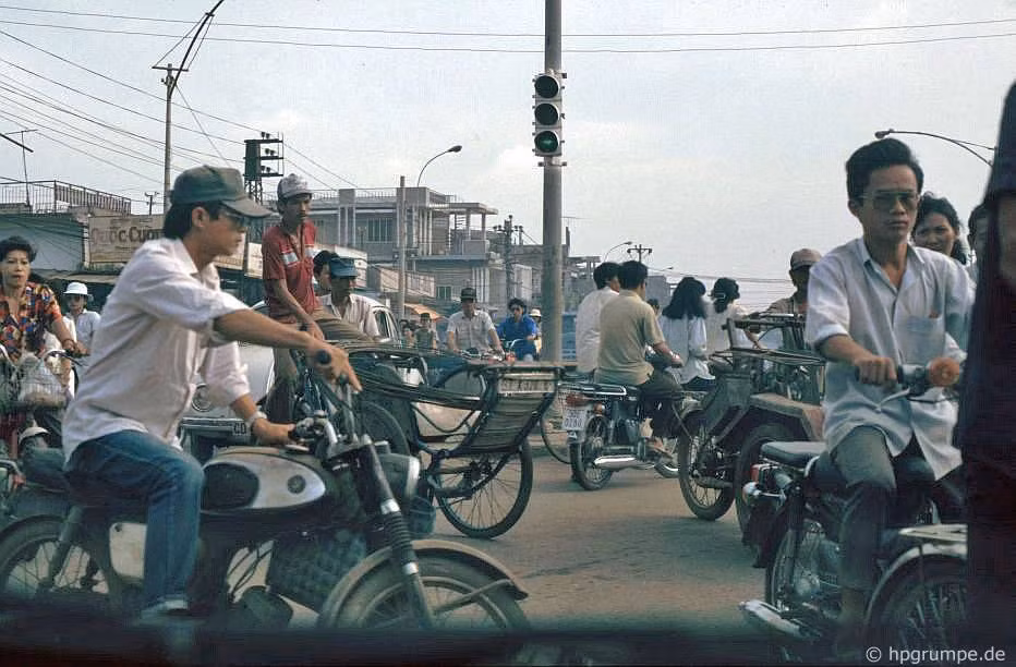 Xe Honda 67 vẫn chạy tốt sau vài thập niên, TP HCM năm 1991.