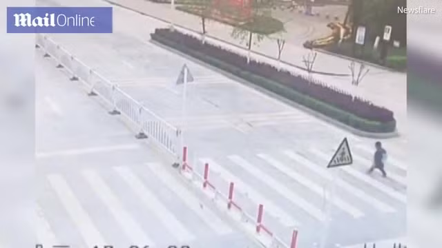 Video: Mẹ mải dùng điện thoại, con bị ô tô húc khi qua đường Video: Me mai dung dien thoai, con bi o to huc khi qua duong
