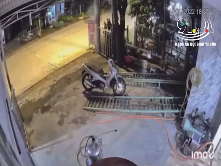 Video: Xe may phong nhanh, tong truc dien vao cua nha dan