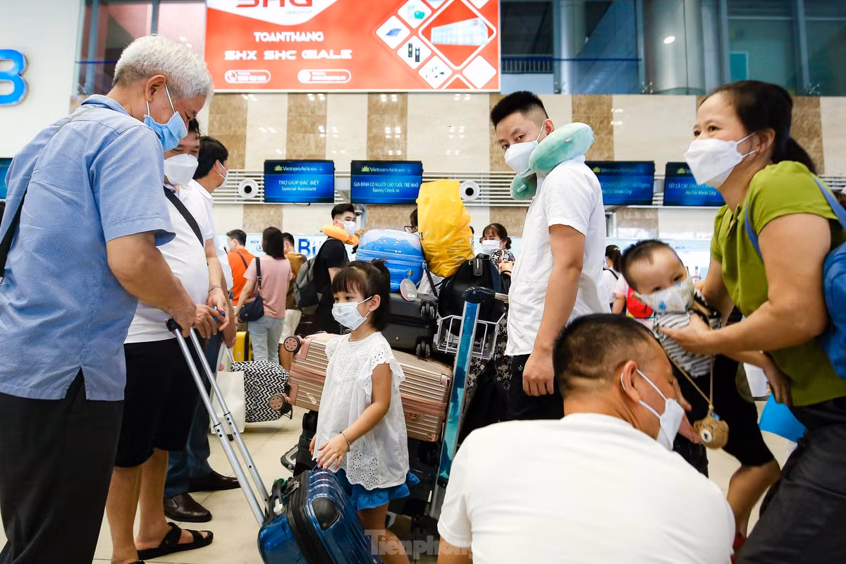 Nhiều em nhỏ khá mệt mỏi khi đợi bố mẹ làm thủ tục.