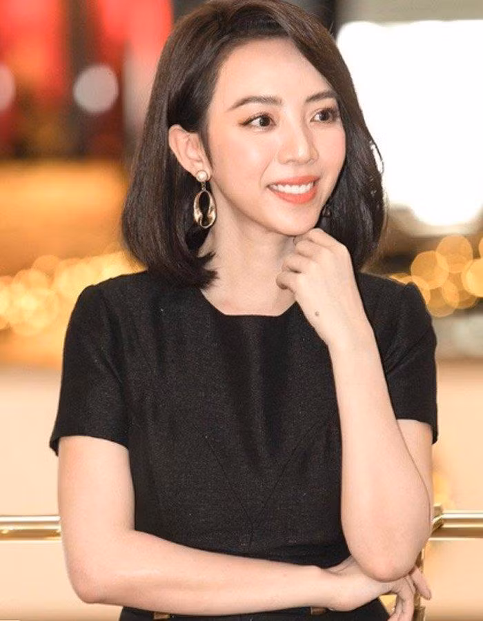  Thu Trang sinh năm 1984, tại TP.HCM, là diễn viên nổi tiếng của sân khấu kịch và mảng phim điện ảnh, truyền hình phía Nam. Cô còn để lại dấu ấn qua nhiều gameshow truyền hình giải trí. 