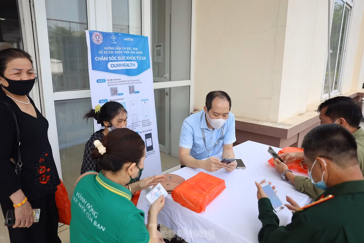 Đặc biệt ngay sau khi khám xong, người dân được hướng dẫn cài app (ứng dụng) trên điện thoại thông minh để có thể tra cứu ngay kết quả khám và theo dõi, quản lý thông tin sức khỏe của bản thân.