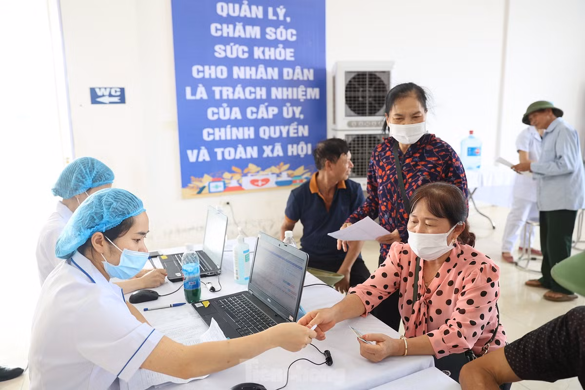 Chị Vũ Thị Yến ở xã Tráng Việt, huyện Mê Linh cho biết: "Sau khi được tổ dân phố cho biết hôm nay là ngày khám sức khoẻ cho toàn dân huyện Mê Linh, tôi và vài người trong xóm đến đây để khám từ 8g sáng nay, tôi thấy chương trình này rất thiết thực cho người dân đỡ phải đi xa để khám chữa bệnh, đến nơi họ phát cho phiếu để đợi đến lượt khám."