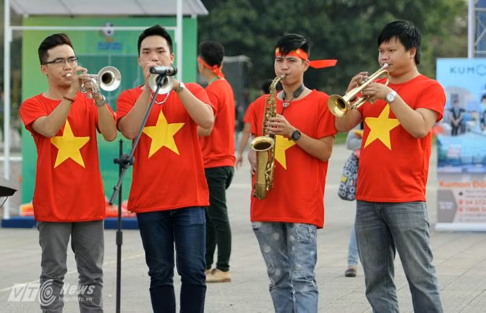 Trước đó, từ khoảng 17h, khá nhiều CĐV đã tập trung trước cửa sân Mỹ Đình. (Ảnh: Nhạc Dương).