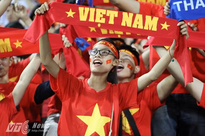Không khí hứng khởi tại khu vực hội CĐV Việt Nam. (Ảnh: Hà Thành)